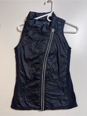 Lululemon women’s reversible vest size not sure
